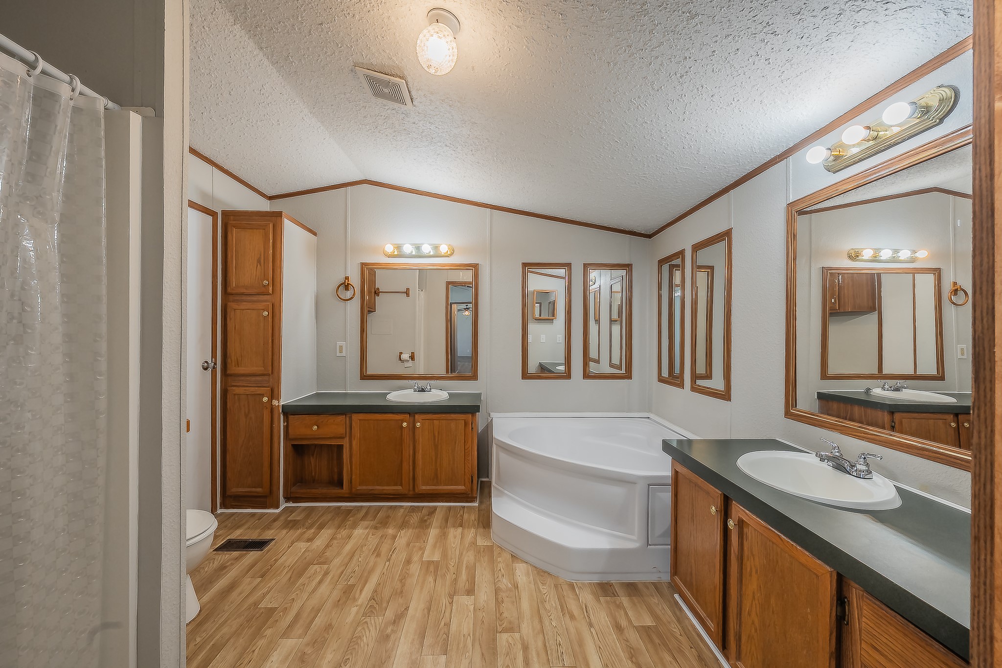 912 Skylark Drive Granbury TX 76049