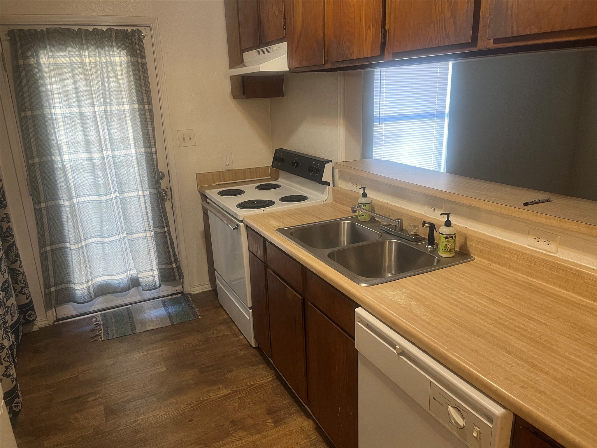 213-215 W Cedar Street Gunter TX 75058