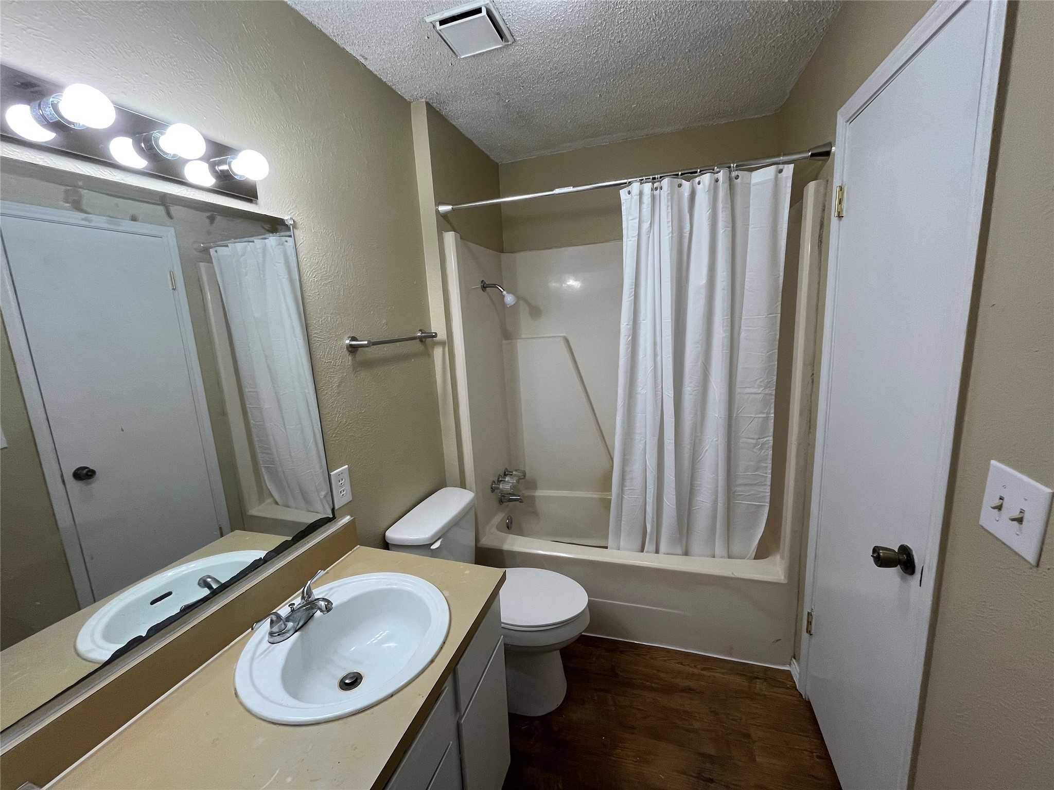 213-215 W Cedar Street Gunter TX 75058