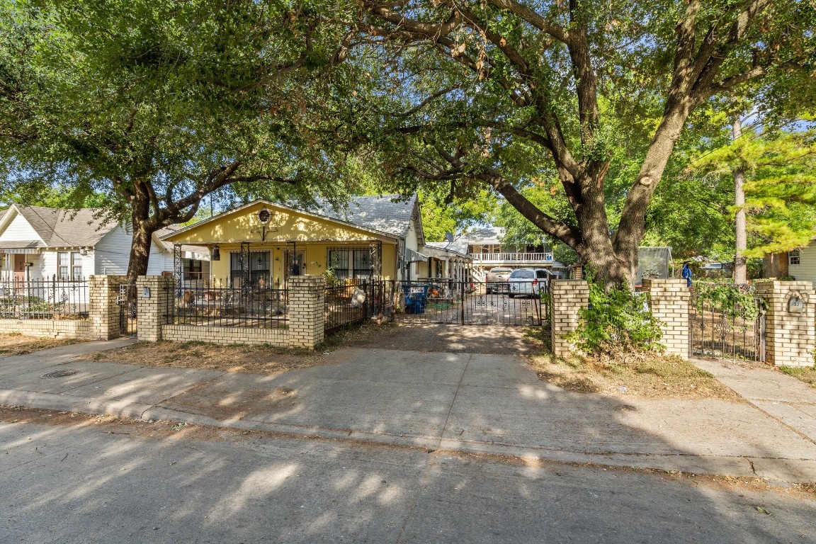 1024 N Justin Avenue Dallas TX 75211