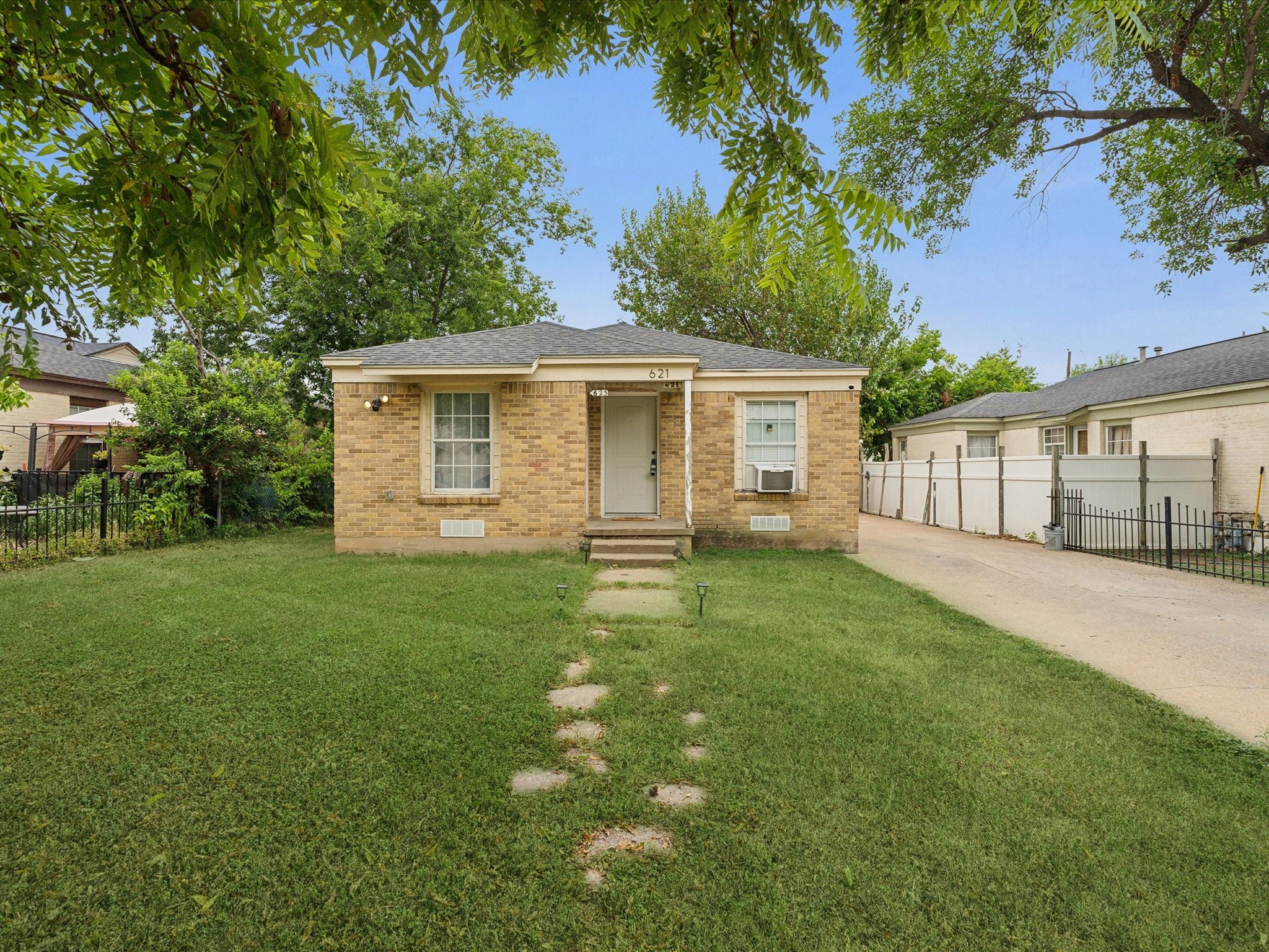 621 W Neely Street Dallas TX 75208