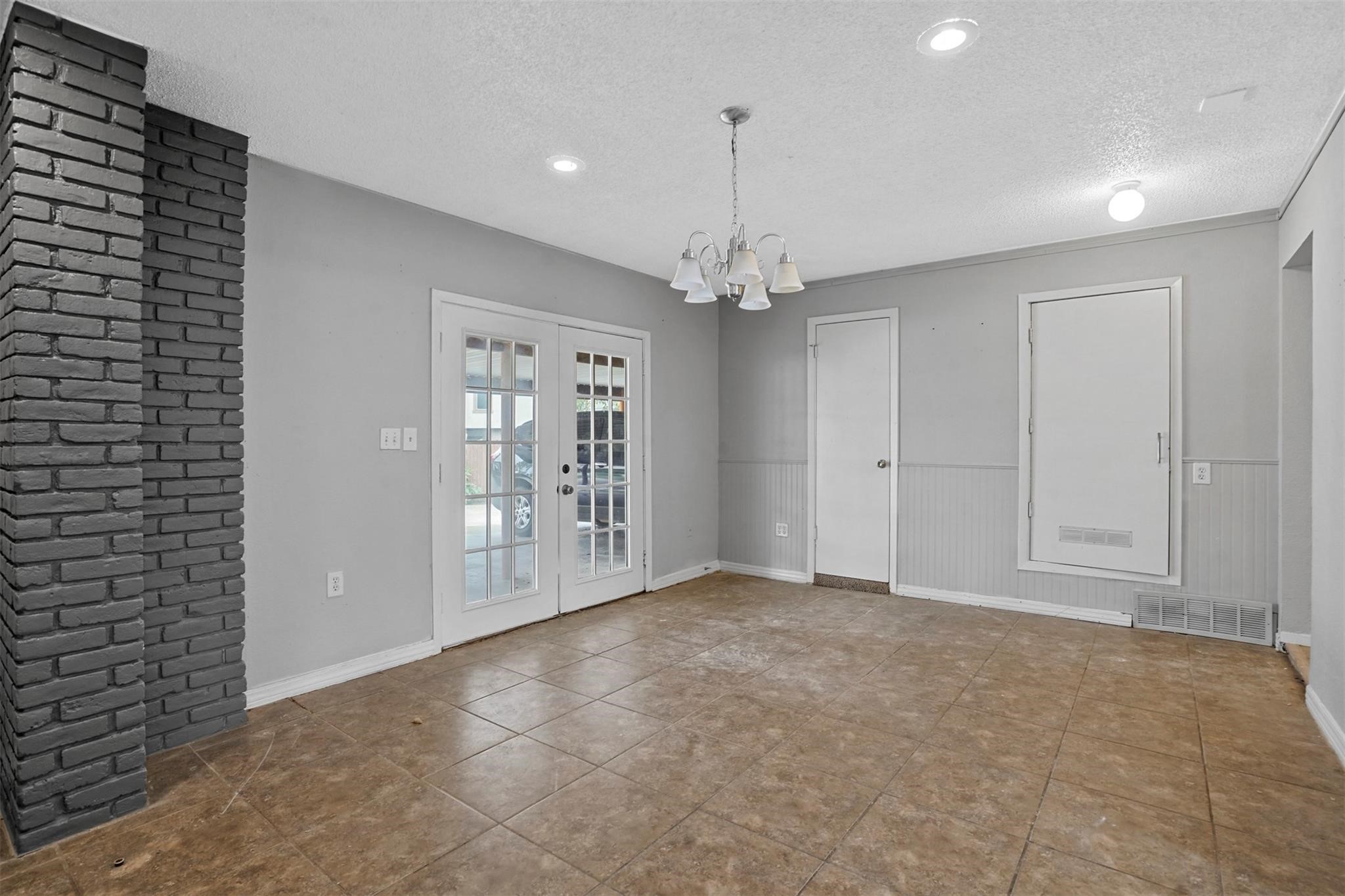2156 Fleur De Lis Court Arlington TX 76012