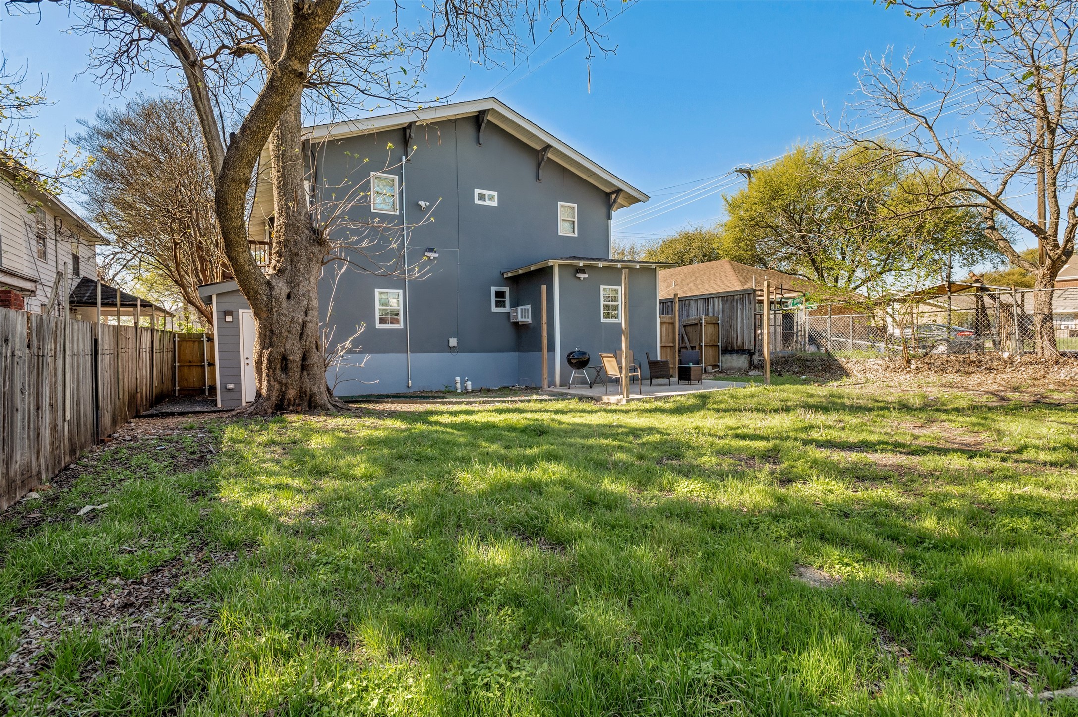 735 W 10th Street Dallas TX 75208