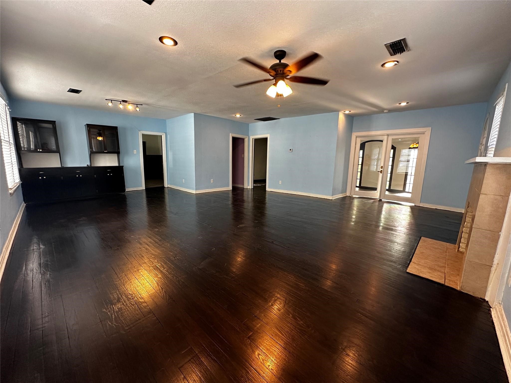 1009 E Humbolt Street Fort Worth TX 76104