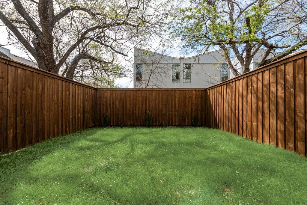 918-920 Duluth Dallas TX 75212