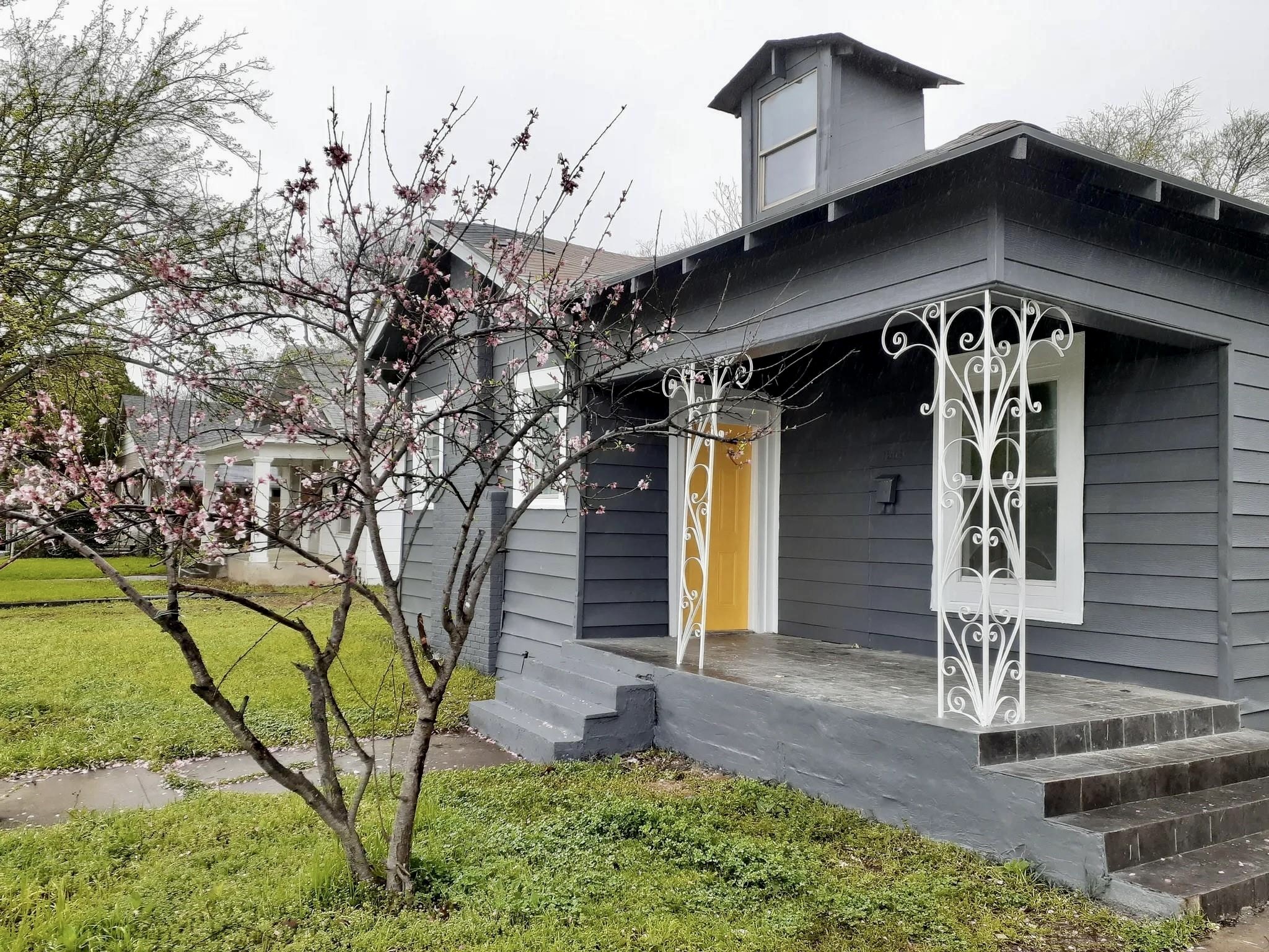 1509 W Page Avenue Dallas TX 75208