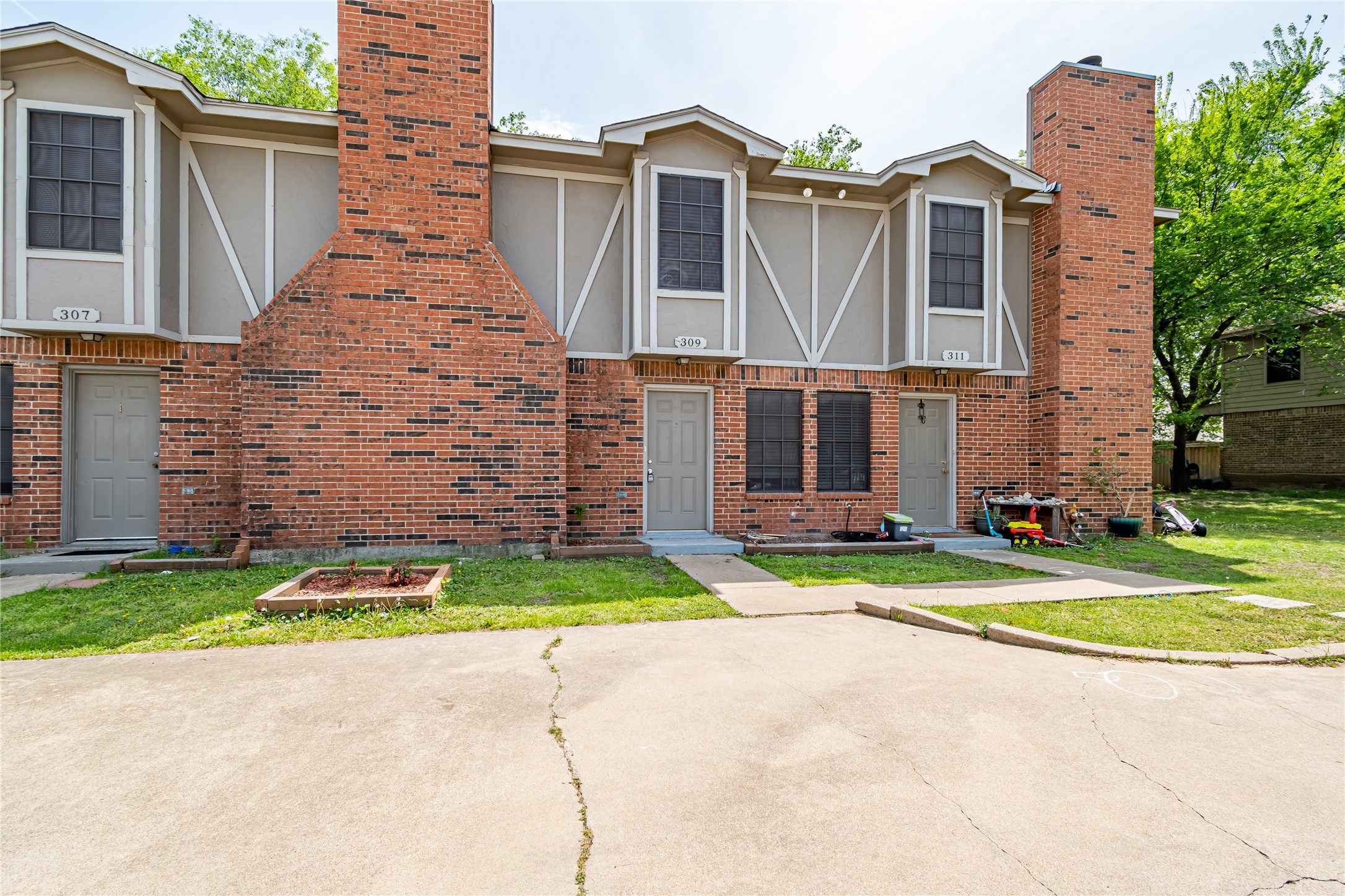 305 Cambridge Drive Saginaw TX 76179