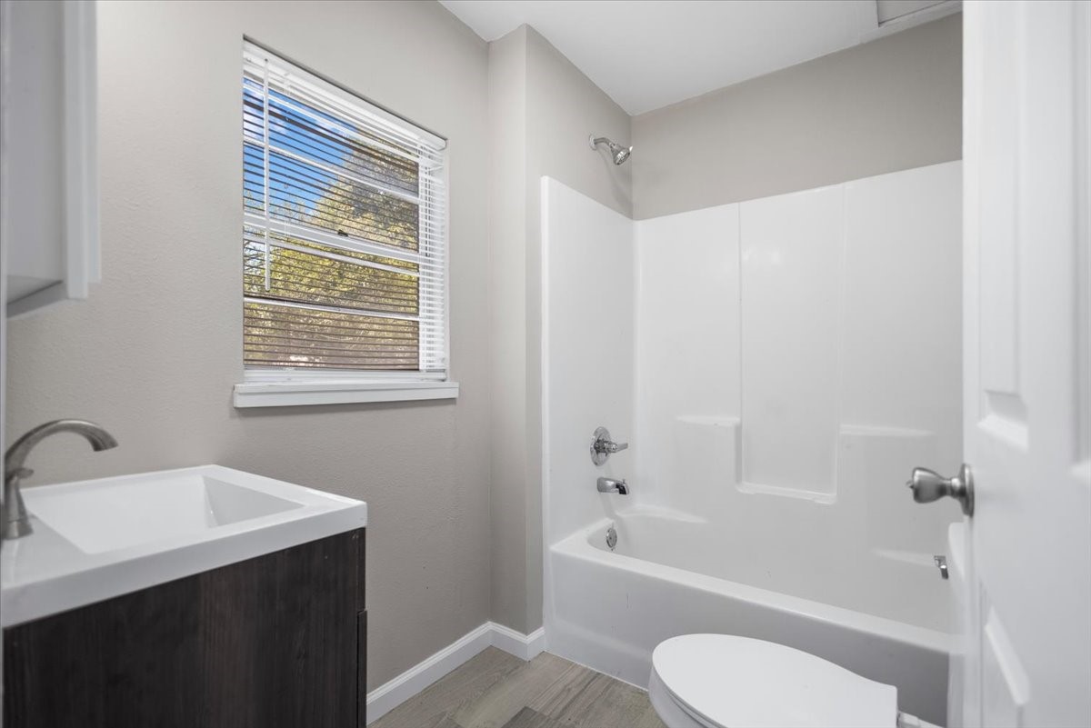 249-253 N Pecan Street Van TX 75790