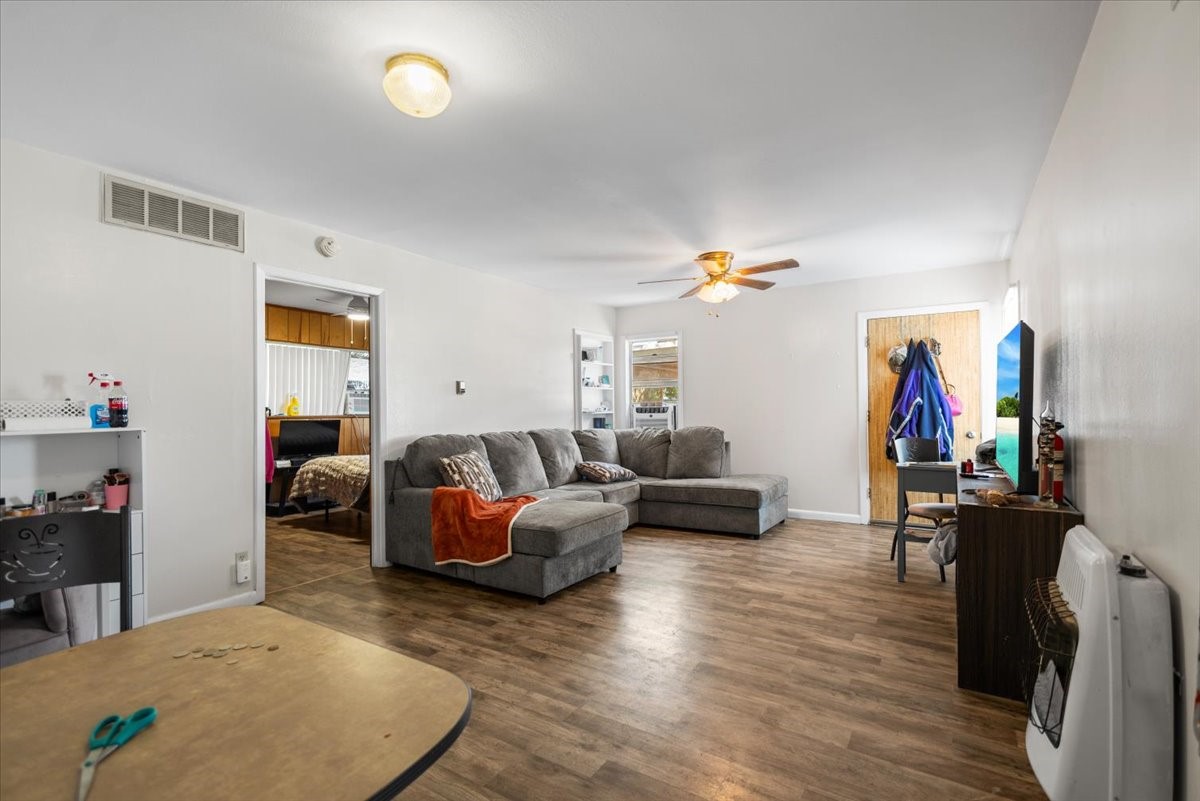 249-253 N Pecan Street Van TX 75790