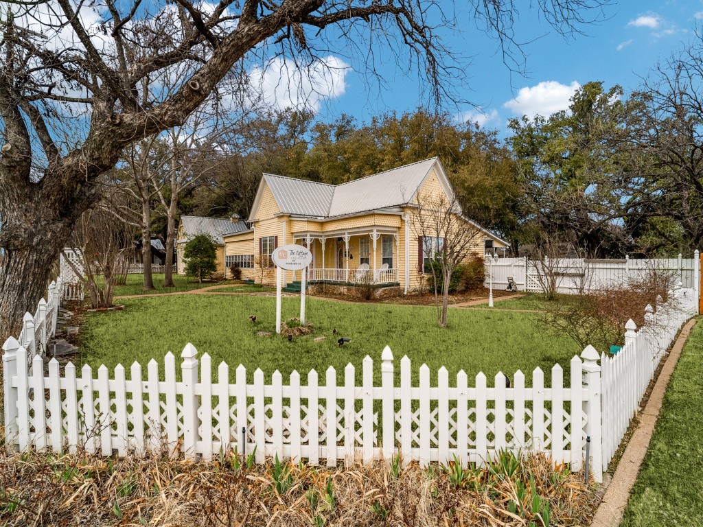 1002 W Pearl Street Granbury TX 76048