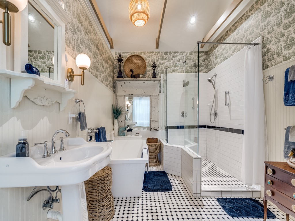 1002 W Pearl Street Granbury TX 76048
