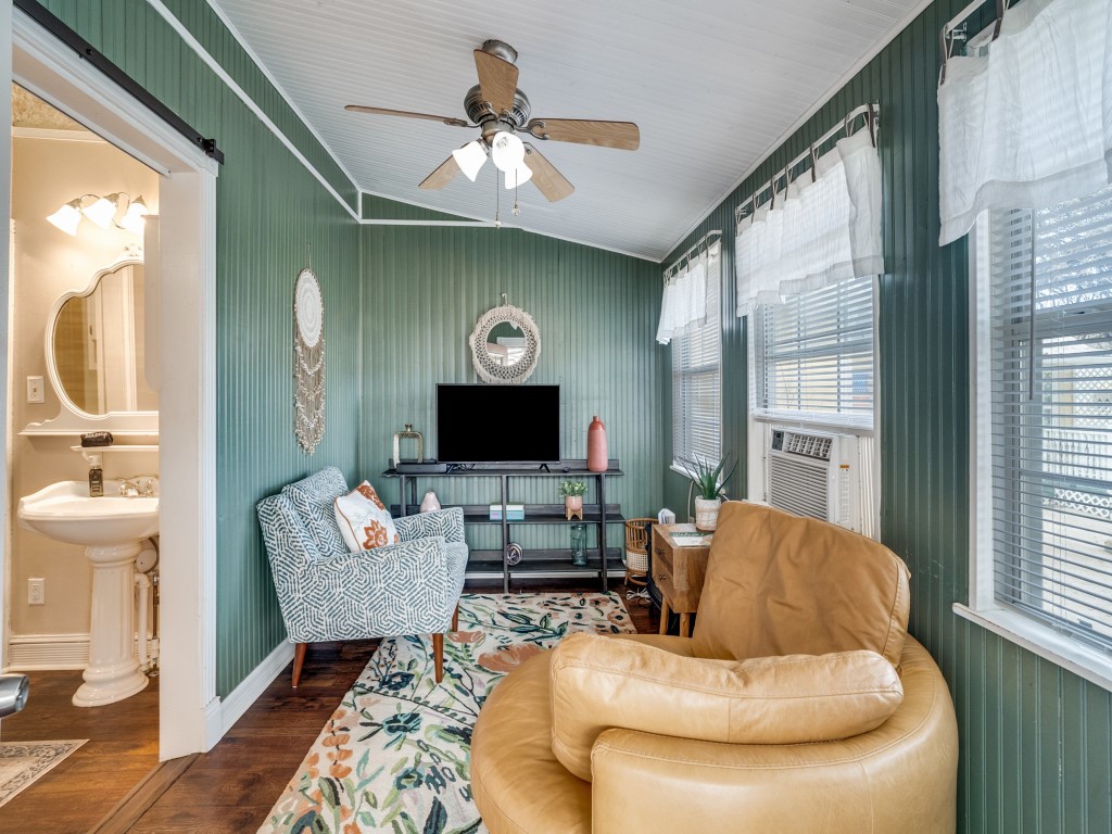 1002 W Pearl Street Granbury TX 76048