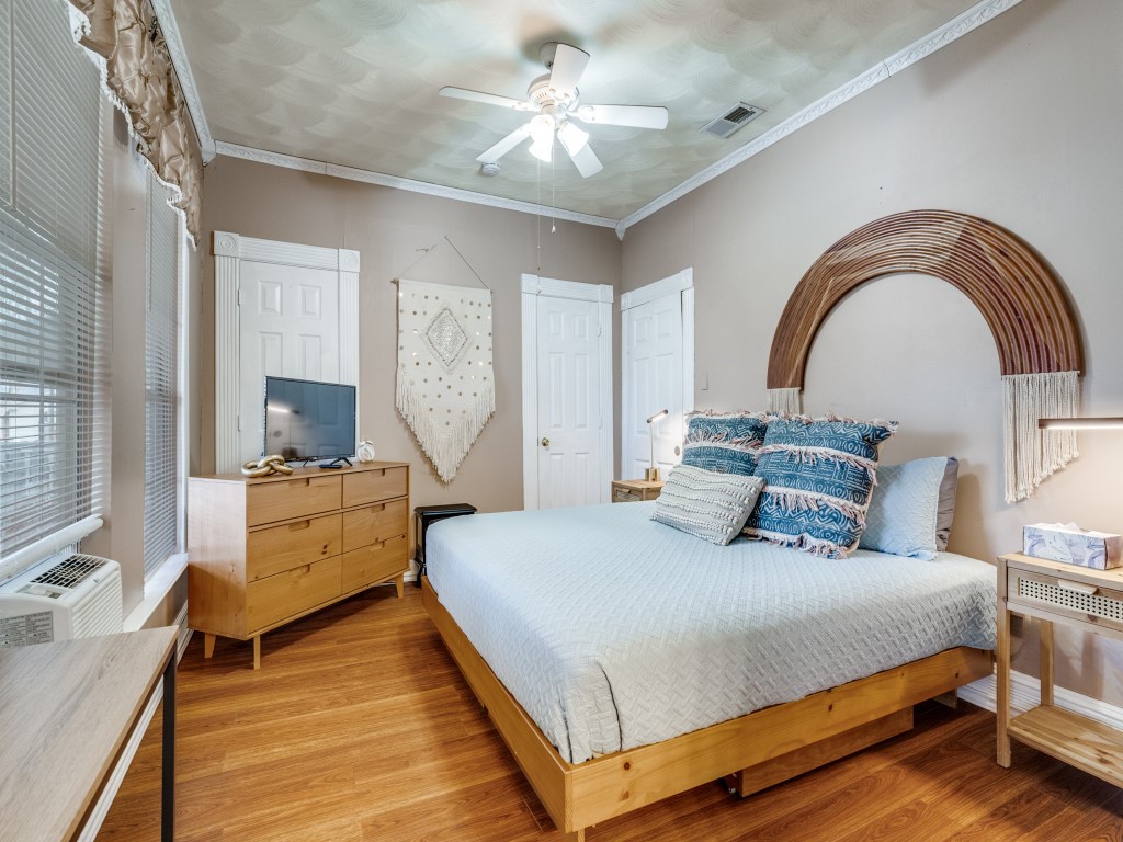 1002 W Pearl Street Granbury TX 76048