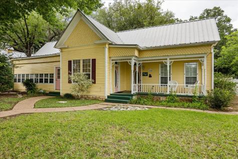 1002 W Pearl Street Granbury TX 76048