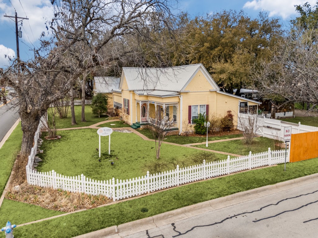 1002 W Pearl Street Granbury TX 76048