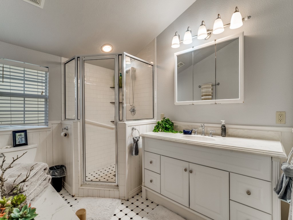 1002 W Pearl Street Granbury TX 76048