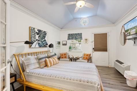 1002 W Pearl Street Granbury TX 76048