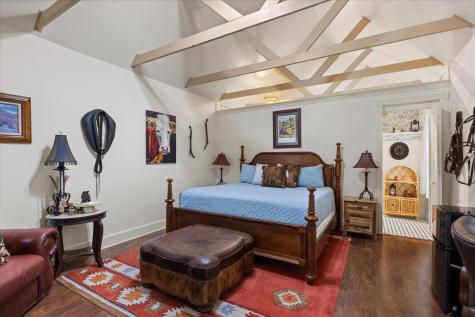 1002 W Pearl Street Granbury TX 76048