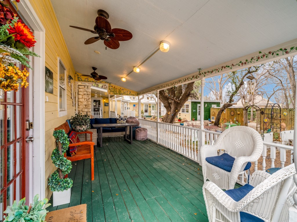 1002 W Pearl Street Granbury TX 76048