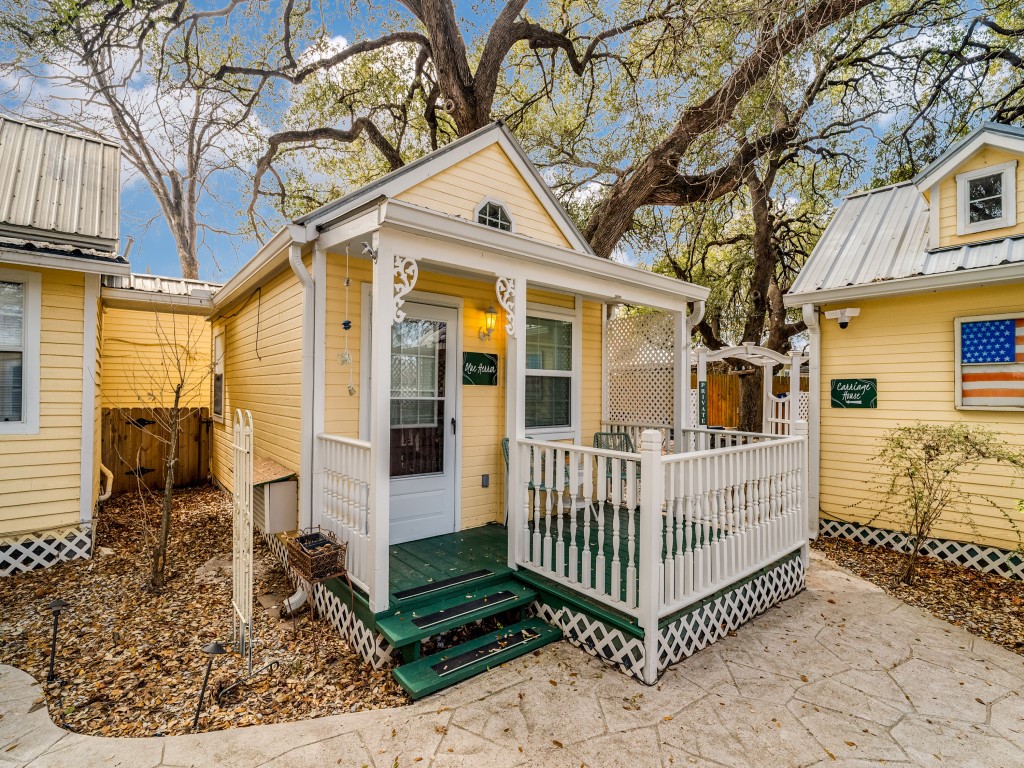 1002 W Pearl Street Granbury TX 76048