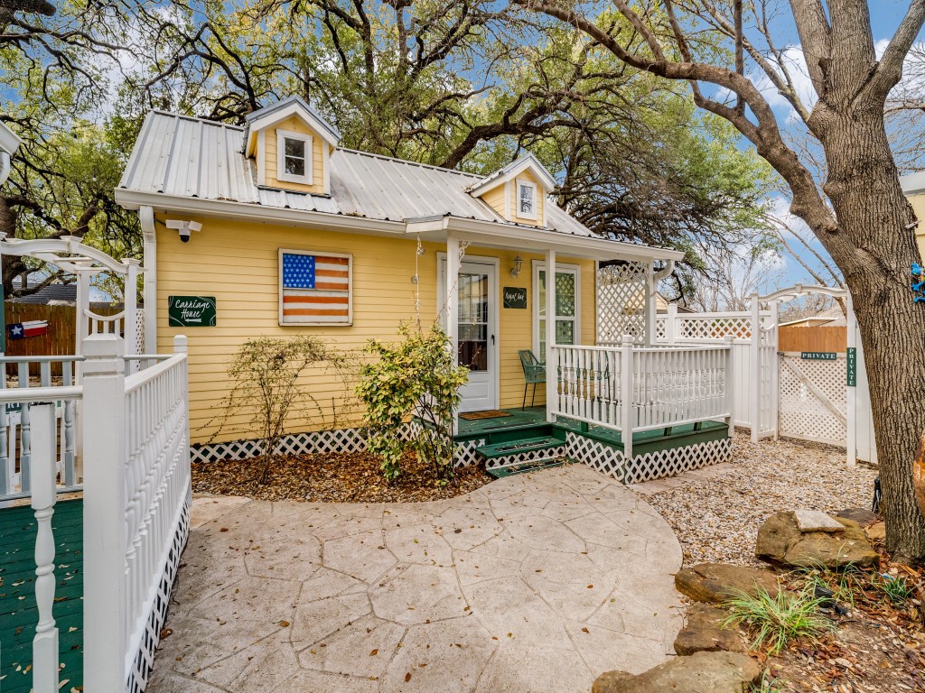 1002 W Pearl Street Granbury TX 76048