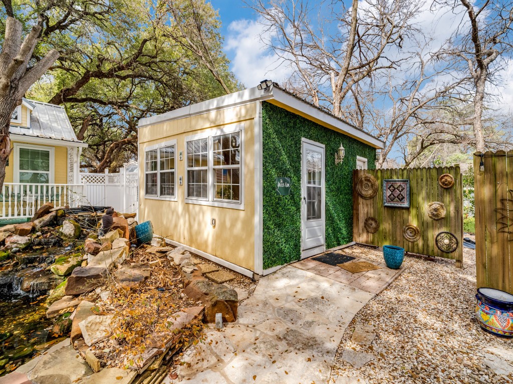 1002 W Pearl Street Granbury TX 76048