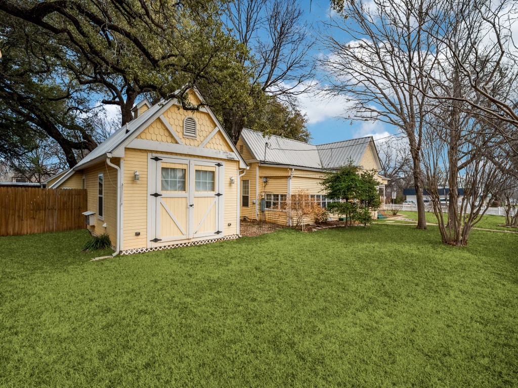 1002 W Pearl Street Granbury TX 76048