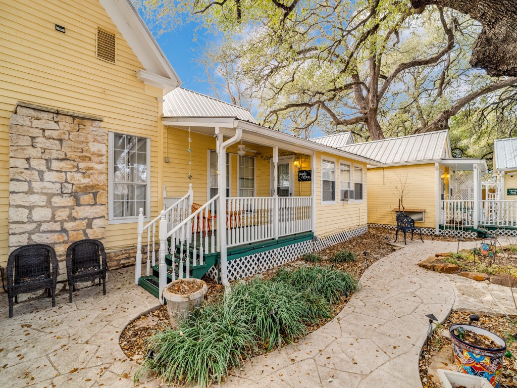 1002 W Pearl Street Granbury TX 76048