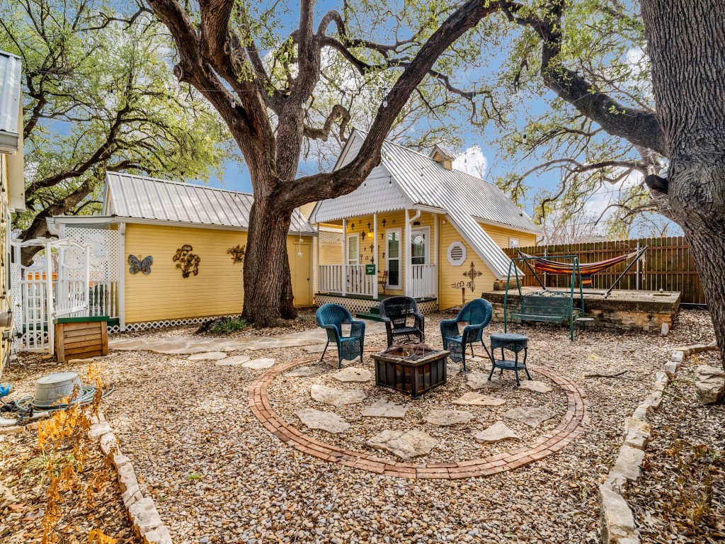 1002 W Pearl Street Granbury TX 76048