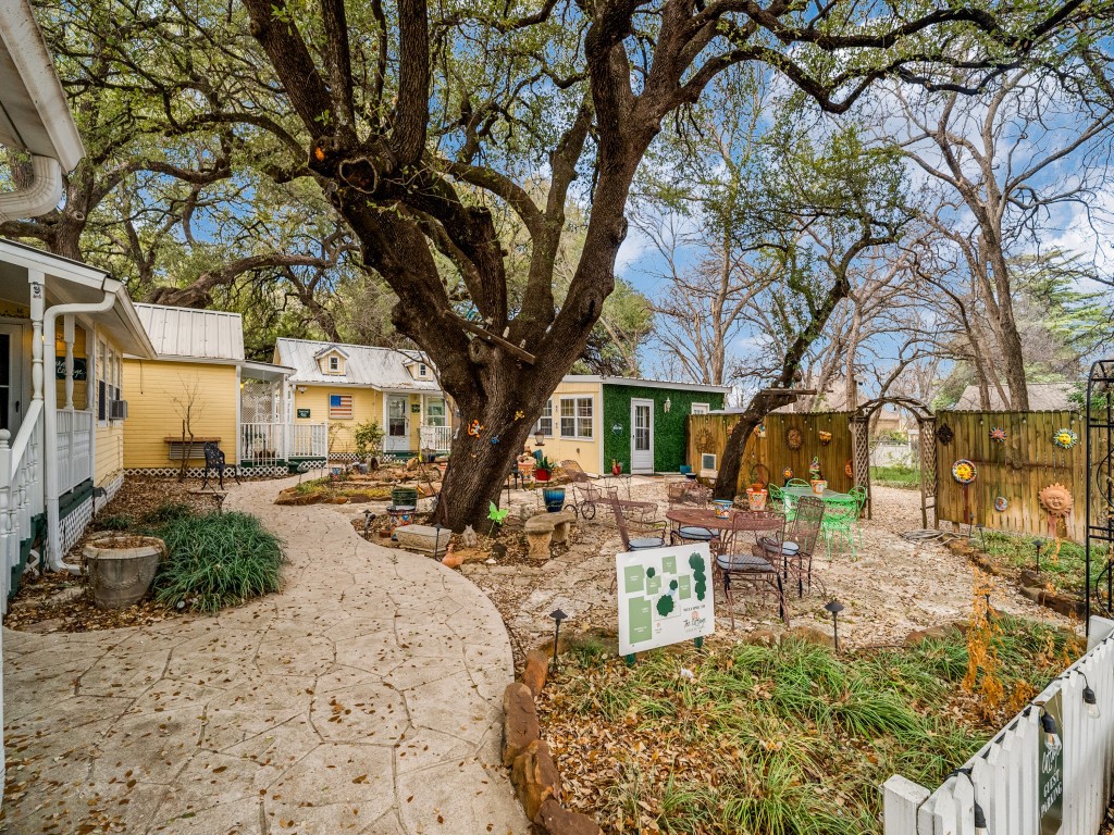 1002 W Pearl Street Granbury TX 76048