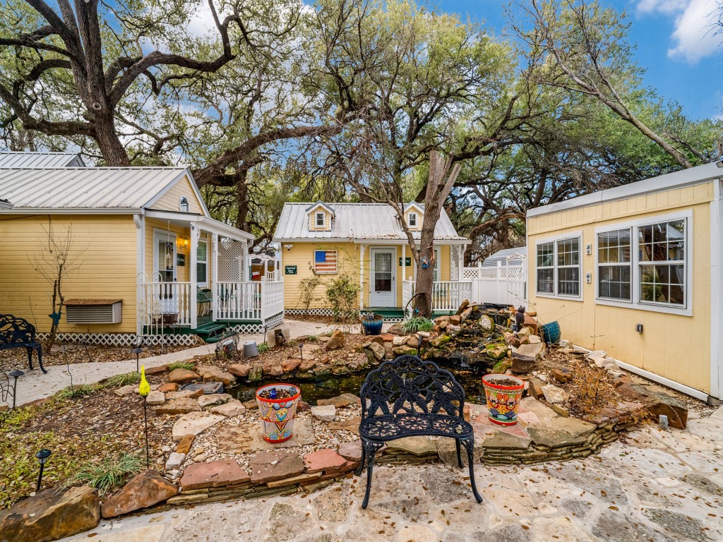 1002 W Pearl Street Granbury TX 76048