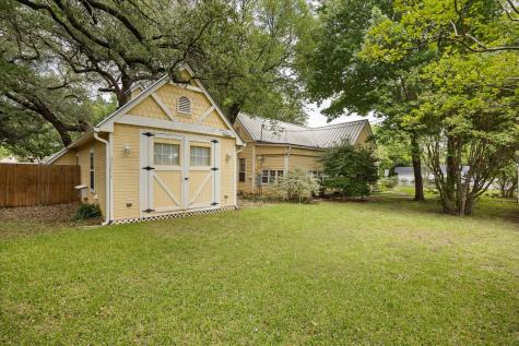 1002 W Pearl Street Granbury TX 76048