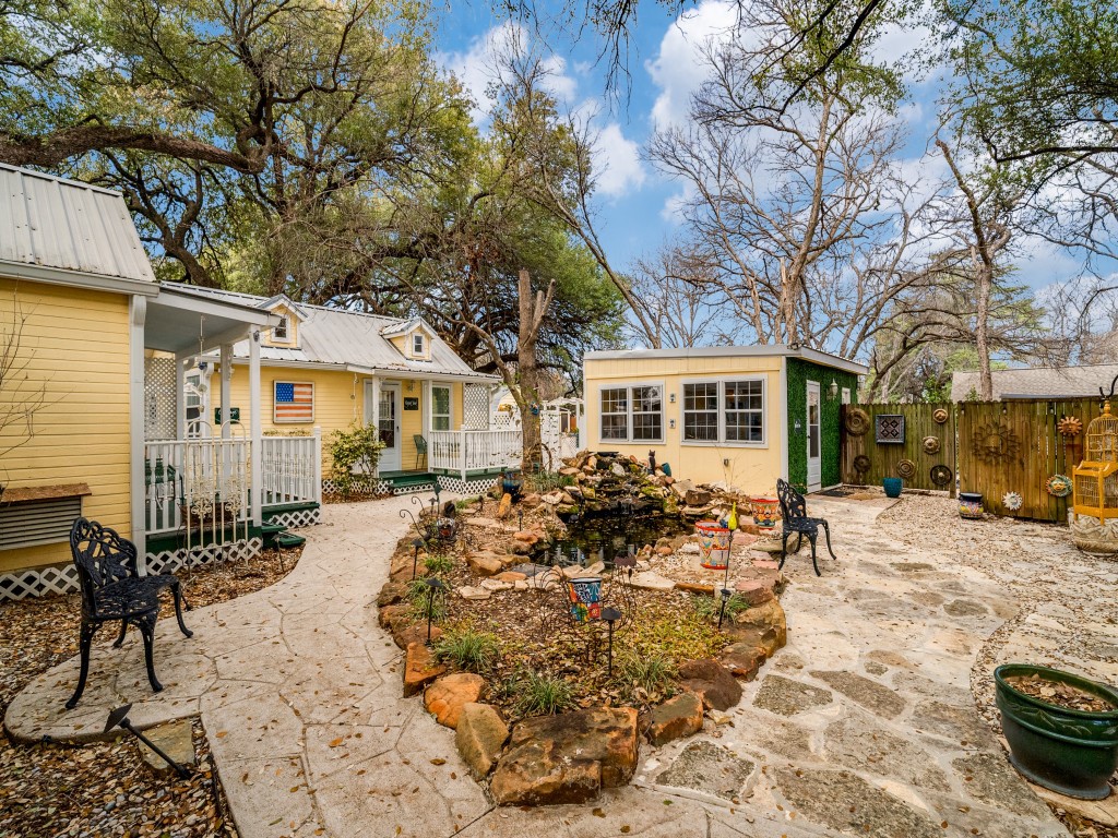 1002 W Pearl Street Granbury TX 76048