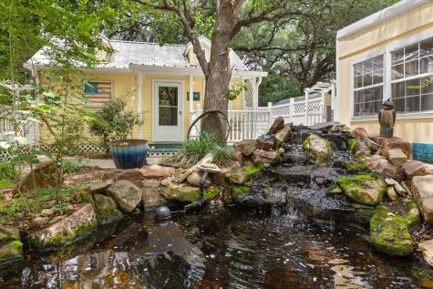 1002 W Pearl Street Granbury TX 76048