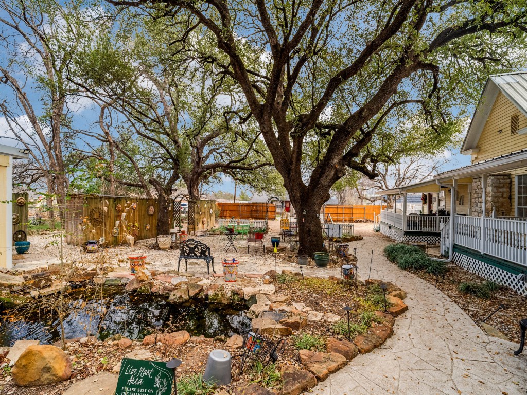 1002 W Pearl Street Granbury TX 76048