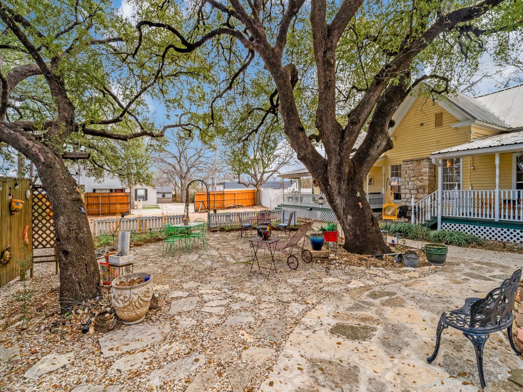 1002 W Pearl Street Granbury TX 76048