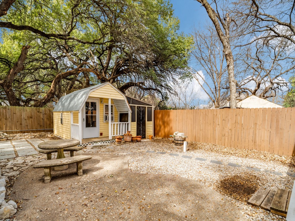 1002 W Pearl Street Granbury TX 76048