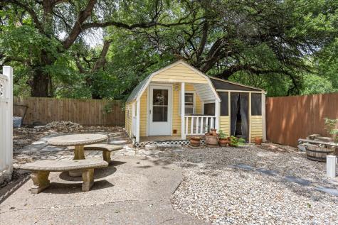 1002 W Pearl Street Granbury TX 76048