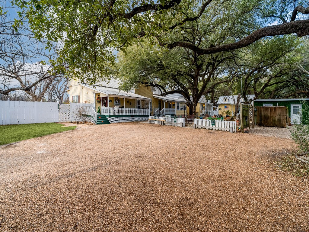 1002 W Pearl Street Granbury TX 76048