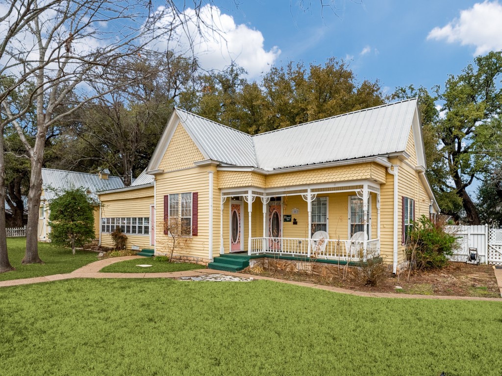 1002 W Pearl Street Granbury TX 76048
