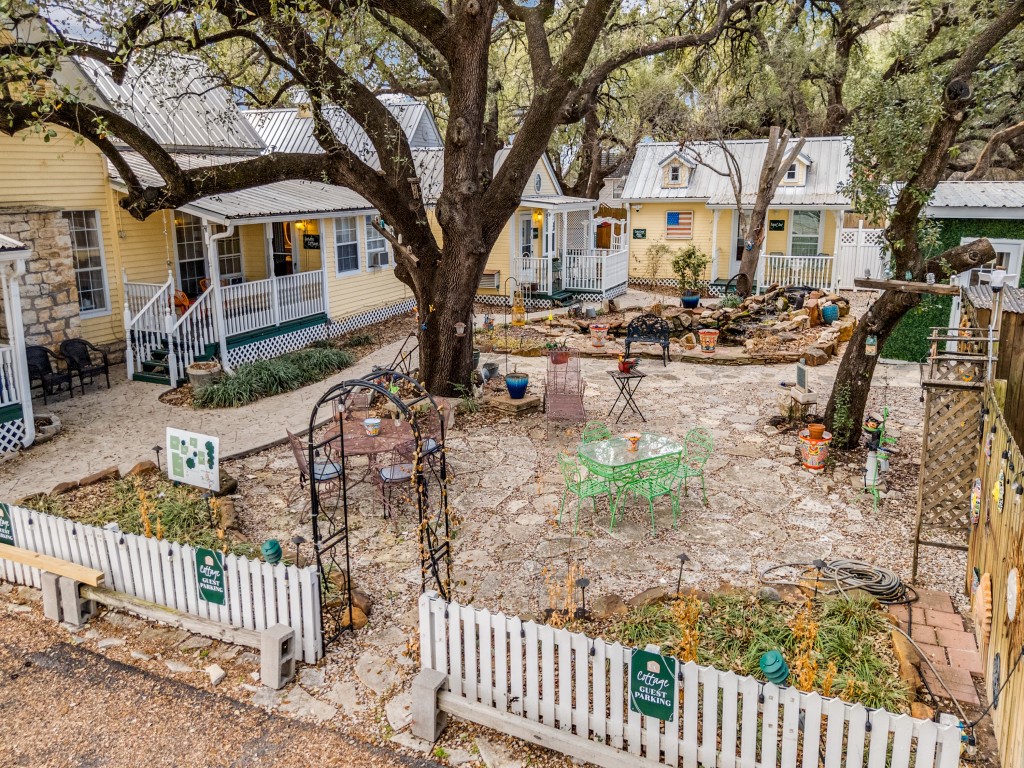 1002 W Pearl Street Granbury TX 76048
