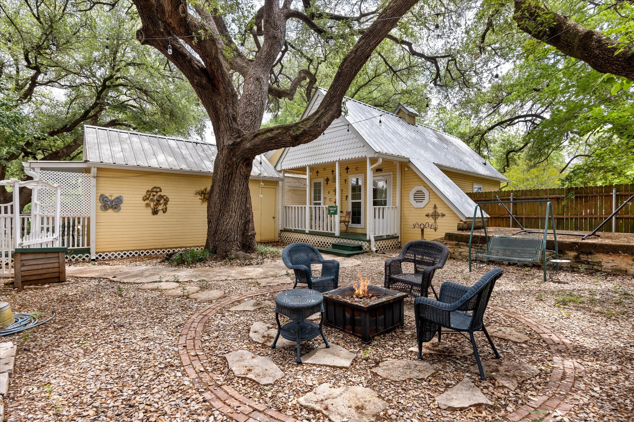 1002 W Pearl Street Granbury TX 76048