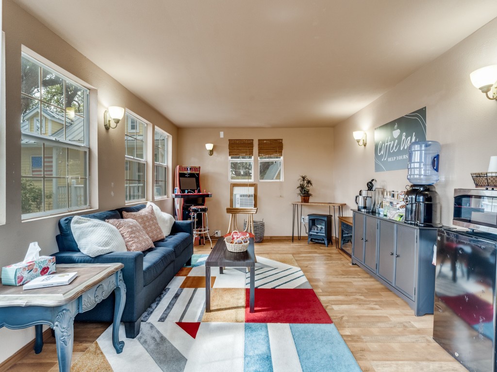 1002 W Pearl Street Granbury TX 76048