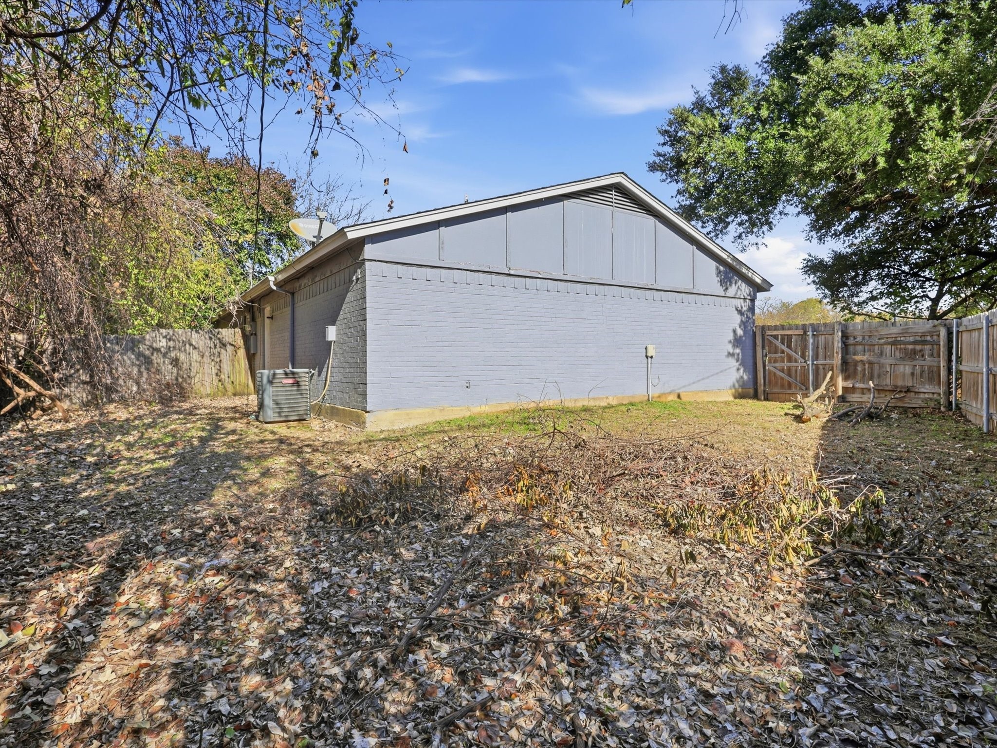 2040 Oakwood Court Arlington TX 76012