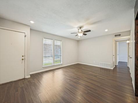 1122 N Center Street N Arlington TX 76011