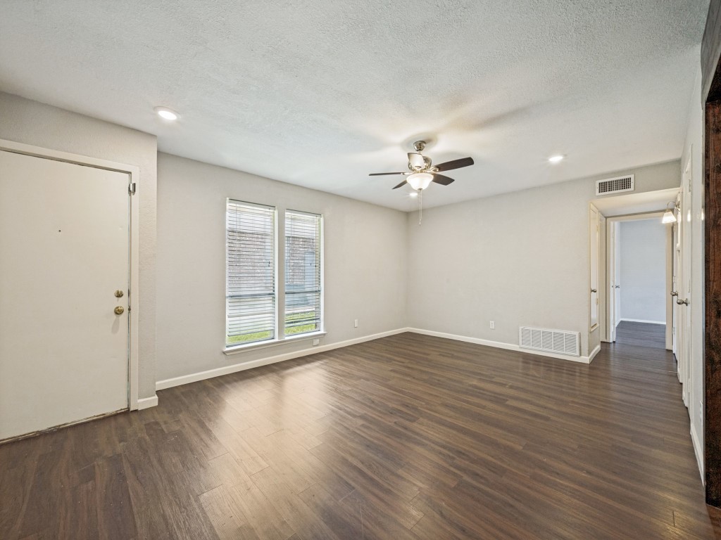 1122 N Center Street N Arlington TX 76011