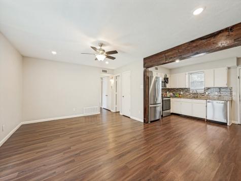 1122 N Center Street N Arlington TX 76011