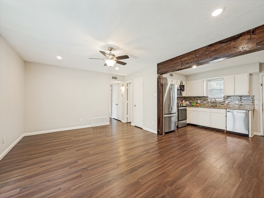 1122 N Center Street N Arlington TX 76011