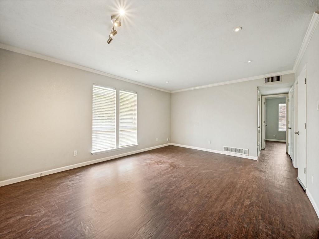 1122 N Center Street N Arlington TX 76011