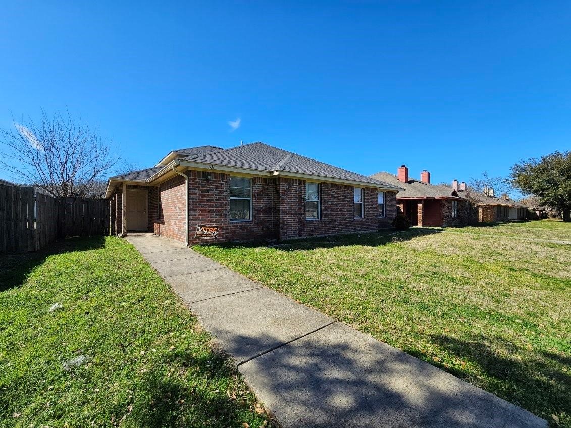 1437 N Bluegrove Road Lancaster TX 75134
